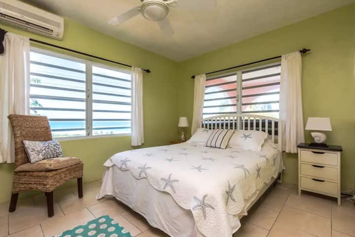 Спална соба со двојна големина на горно ниво со поглед на океанот.