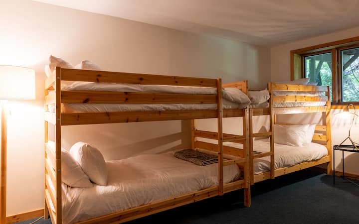 Twin bunkroom in lower level