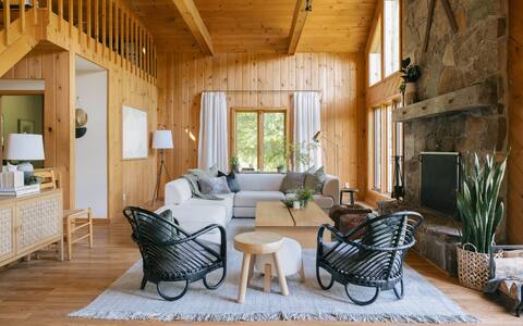 Stylish Getaway w/ Hot Tub & Firepit Near Stratton