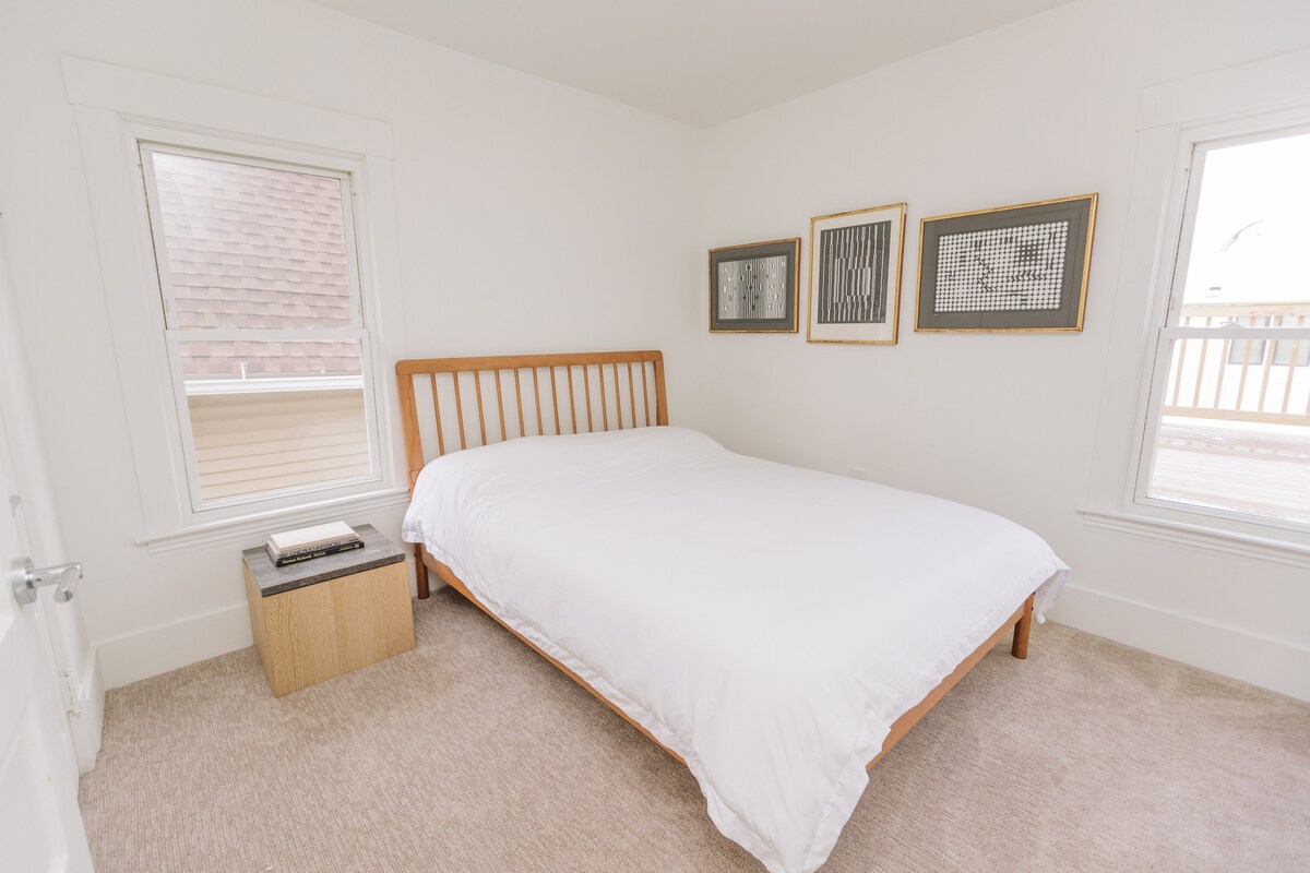 غرفة النوم 4. الطابق الثاني.  سرير بحجم كبير