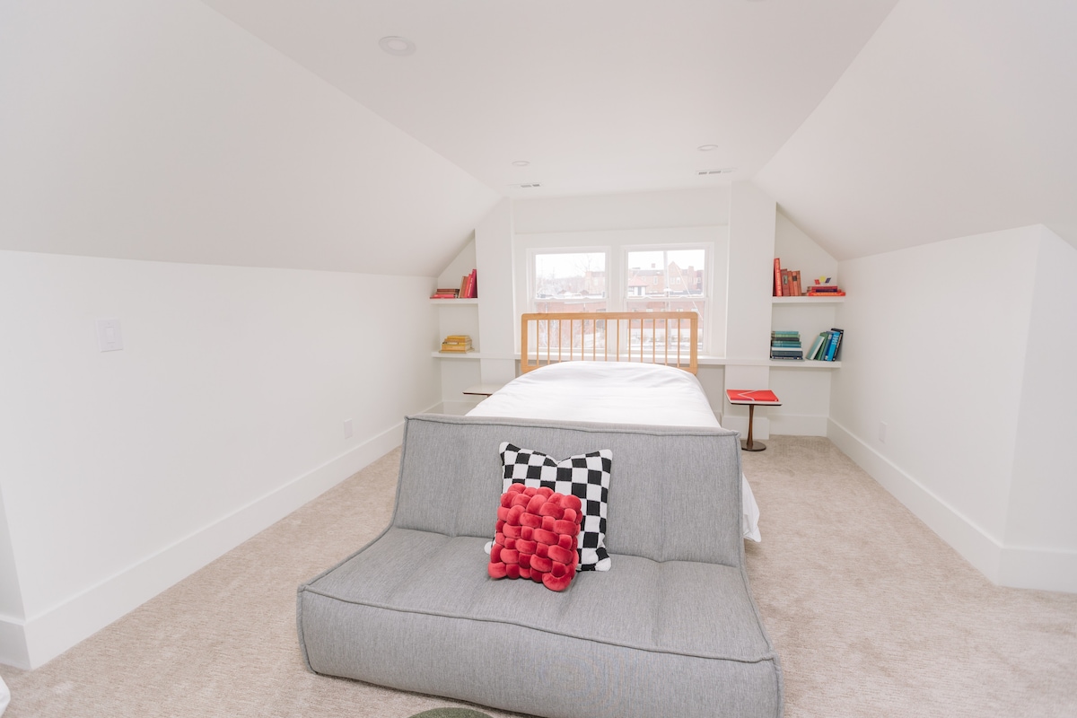 غرفة نوم علوية في الطابق الثالث بسرير كبير 