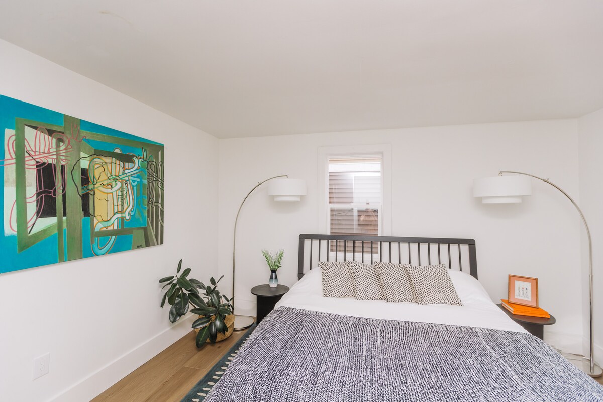 غرفة نوم أساسية كبيرة في الطابق الأول. سرير كينج