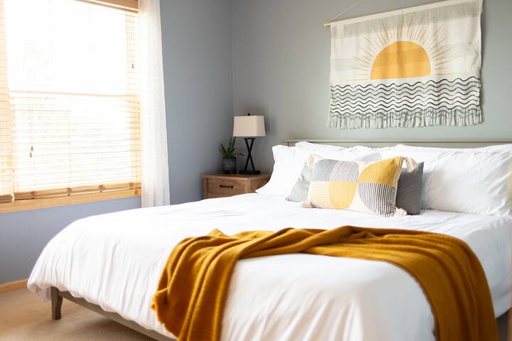 Arcade, Hot-Tub, Pub, 5 Kings, 15 Min To Anywhere gallery image 3