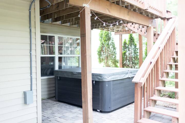 Arcade, Hot-Tub, Pub, 5 Kings, 15 Min To Anywhere gallery image 2