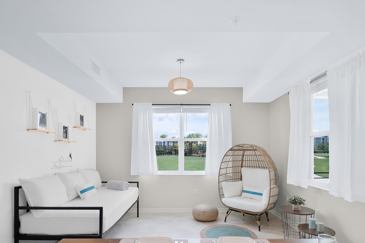 غرفة استرخاء بسرير مزدوج!

#Disney #Parks #kingdom #Springs #StoreyLake #Apartment #Vacation #rental #Waterpark #Kissimmee #Orlando #Universal #citywalk