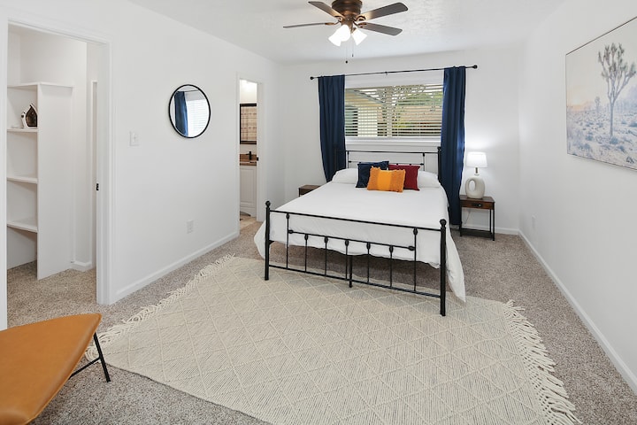 Chambre principale avec placard et salle de bain attenante