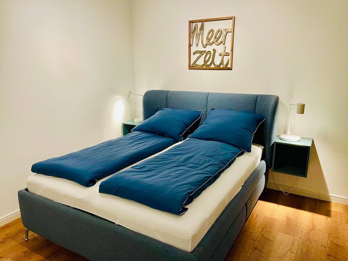 מיטה זוגית נוחה (160x200 ס"מ) עם שני מעיינות קופסאות וכיסויי מזרן בסלון