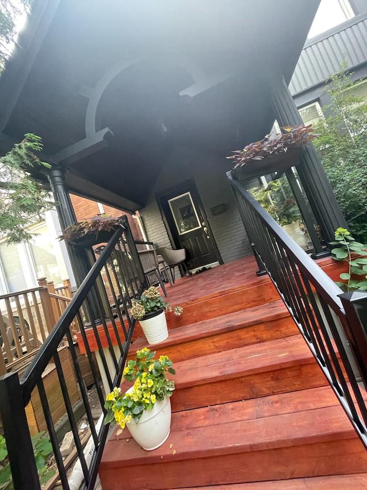 Cheerful suites Yonge & St Clair w/Free Parking! Houses for Rent in