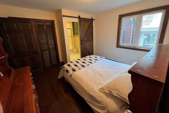 Საძინებელი სრული სააბაზანოთი