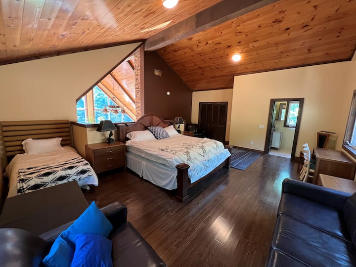 „ლოფტი “. ერთი დიდი საწოლი და ერთი ორადგილიანი საწოლი. 
Სრული სააბაზანო ოთახი. მოსასვენებელი სივრცე და სამუშაო მაგიდა