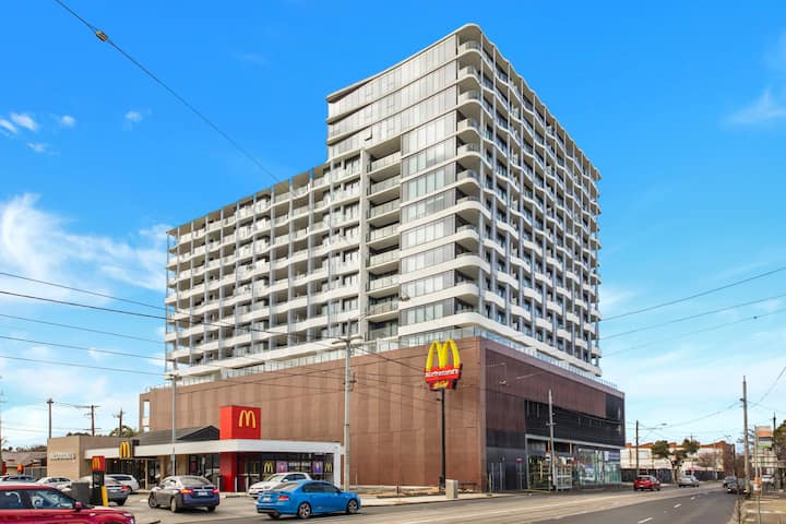 Cool and Contemporary on the City’s Edge