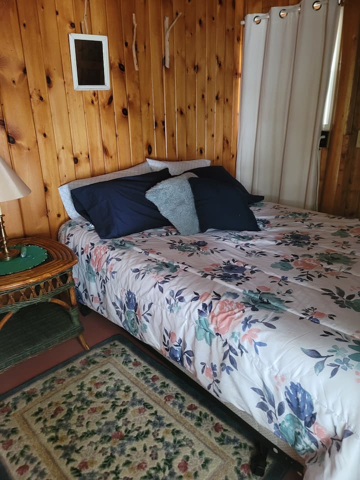 Chumba cha Malkia kinakabiliwa na ziwa