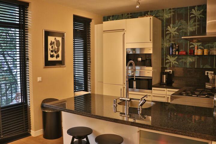 Luxury apartment in the heart of A’dam / De Pijp gallery image 3