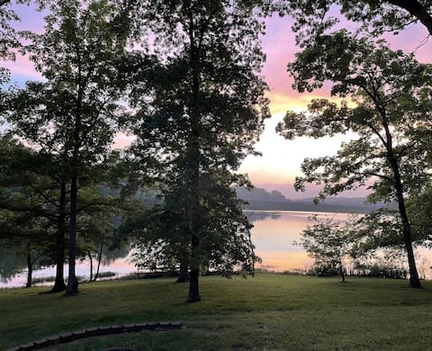 Lakehouse Hot Tub & Pool close to Ark Encounter