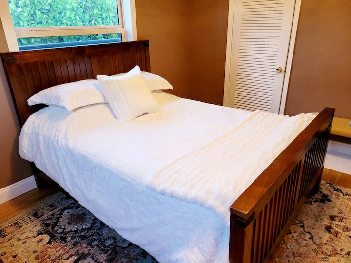 מיטת קווין סייז בחדר אורחים 2