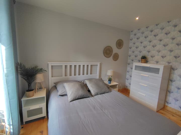 Საძინებელი პირველ სართულზე ორადგილიანი საწოლით, კომოდი დამატებითი საბნით, საწოლთან მდგარი მაგიდებითა და სარკით. Ფანჯარა ტერასას გადაჰყურებს, უშუქო ფარდა კი სიბნელეში კარგი ღამის გატარების საშუალებას გაძლევთ.