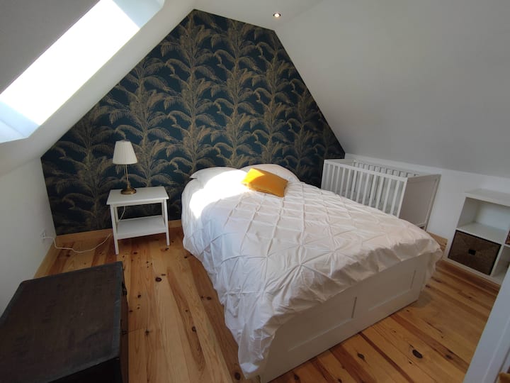 Მეორე საძინებელი ორადგილიანი საწოლით, საბავშვო საწოლით, სათამაშო მოედნის საბარგულით, სათავსო ავეჯითა და უშუქო ფარდის მქონე ველუქსით, რომ სიბნელეში კარგი ღამე გაატაროთ.