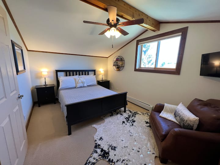 Spálňa 2 s inteligentným televízorom.