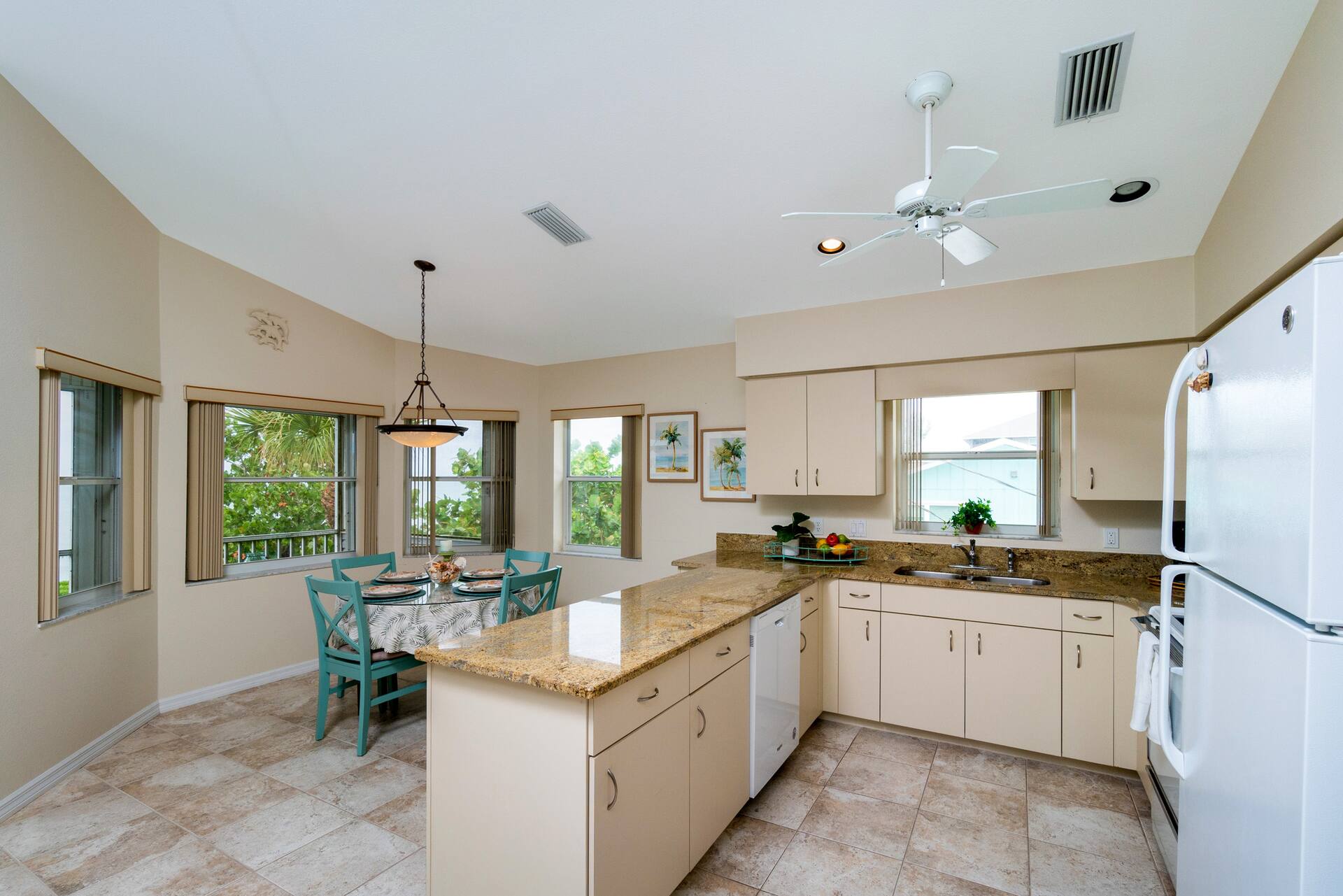 Direct Beachfront Condo with Huge Balcony! — photo 5
