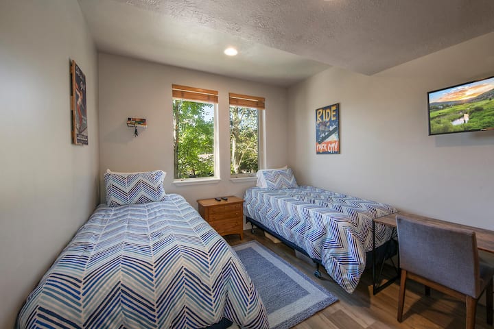 Dhoma e dytë e gjumit përfshin dy krevate dopio dhe një televizor inteligjent 34 inç (opsioni për të përdorur një urë krevati të siguruar për të formuar një krevat dopio "king").