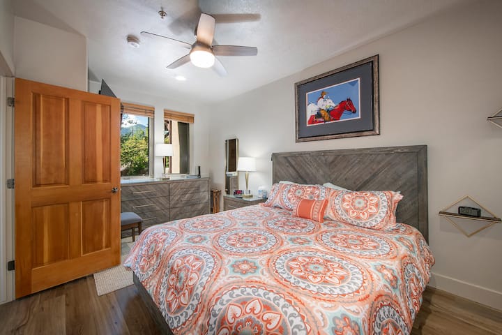 Dhoma kryesore e gjumit përfshin një krevat dopio "king", televizor 55 inç, mobilie dhe dekor modern, porta USB dhe gjithçka që të duhet për t 'u rehatuar.