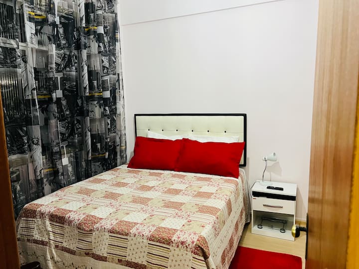 Queensize-dobbeltseng med superkomfortabel lommemadras!