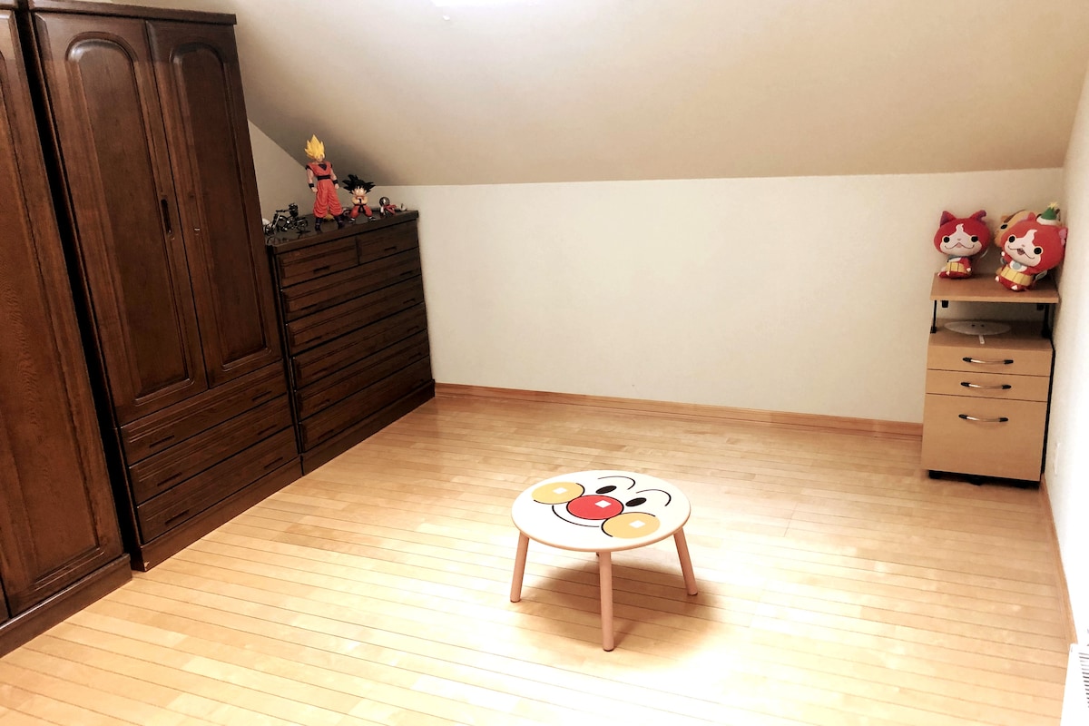 الإقامة هي الغرفة 1.
تمت إزالة مكتب الدراسة والسرير وما إلى ذلك ، لذلك سنوفر مساحة واسعة.
أستطيع أن أعرف أنني أحببت أمبانغ مان والمشاهدين الخياليين وكرات التنين عندما كنت طفلاً.