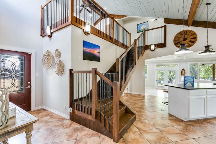 Lake Front Villa With Hot Tub - San Angelo, TX