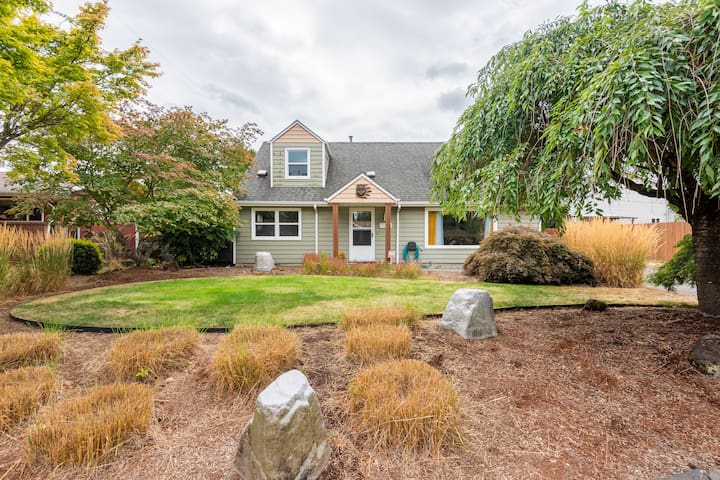 Cheerful home with fireplace!