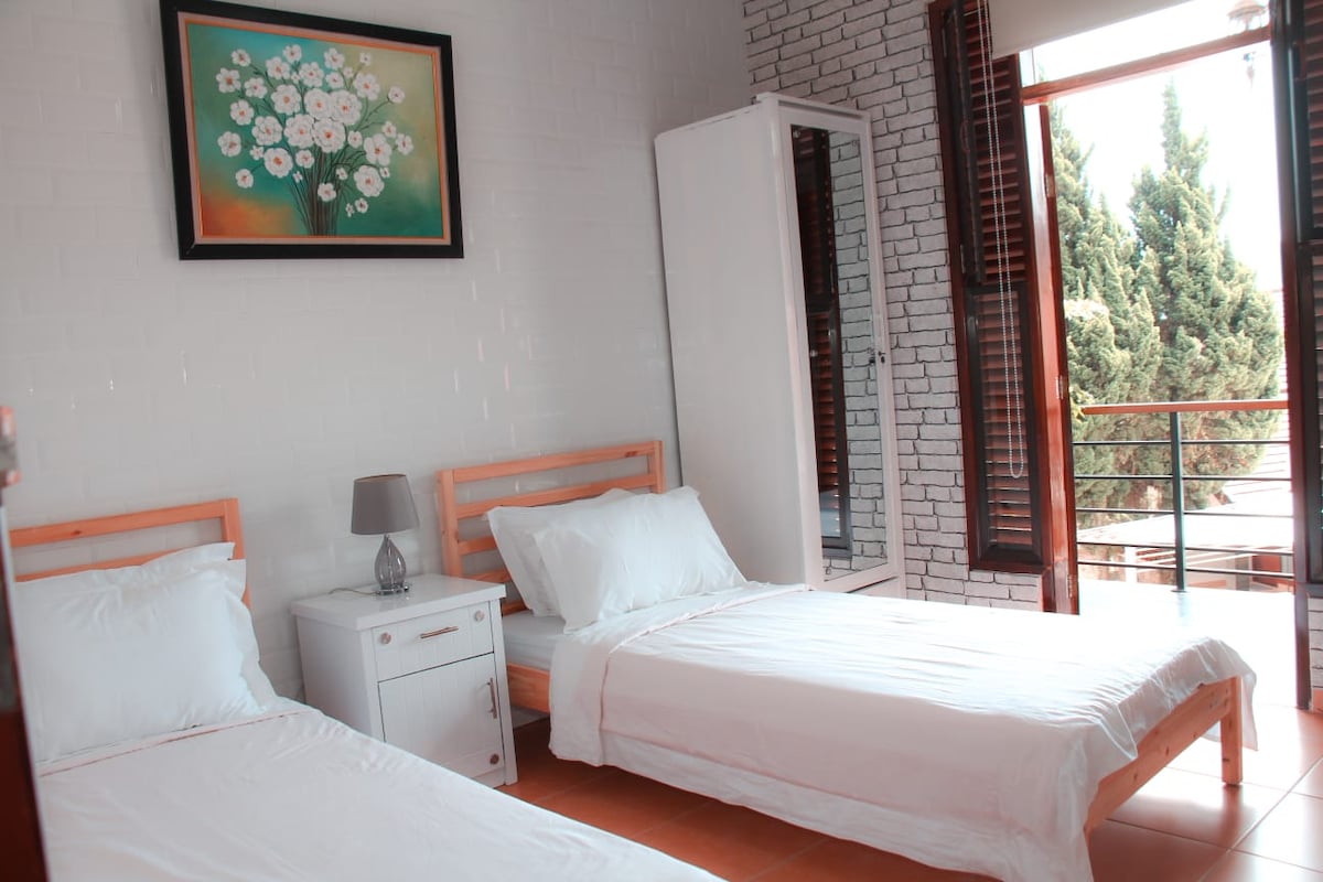 Chumba kilicho na roshani kwenye ghorofa ya 2