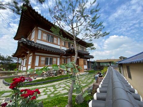 Bugeo Hanok Pension with a pretty yard