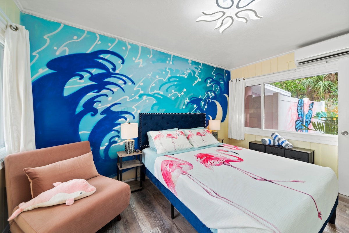 U Sarasoti na Floridi spavaća soba je mirno utočište s bračnim krevetom (150 – 179 cm) od memorijske pjene, naslonjačem, klima-uređajem i televizorom na zidu za opuštanje nakon napornog dana.