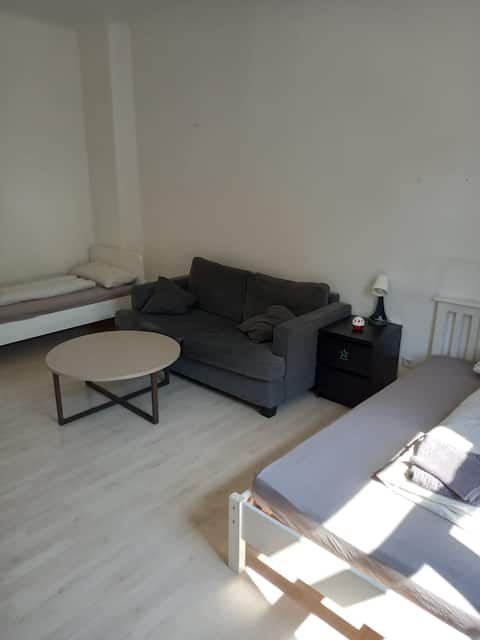 Successful Airbnb property: Steglitz-sized old building apartment, 3 rooms, kitchen & bathroom in Steglitz