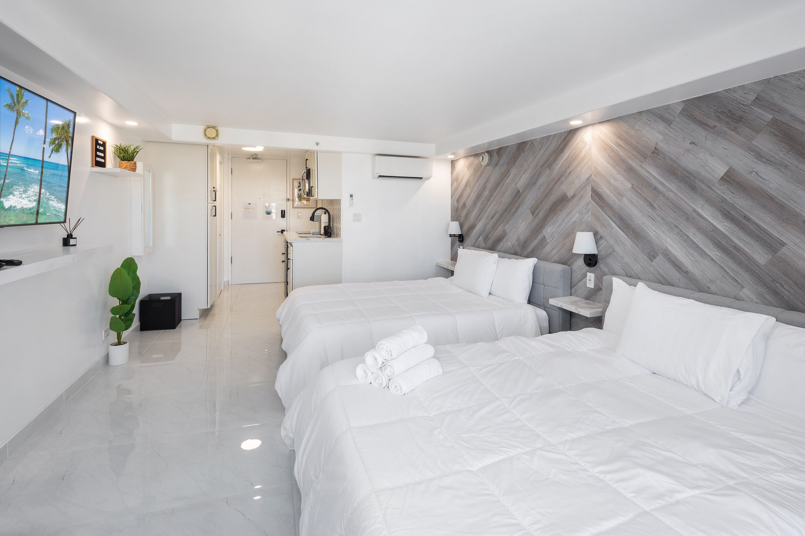 Condo in Honolulu · ★4.86 · Studio · 2 beds · 1 shared bath - Image 12