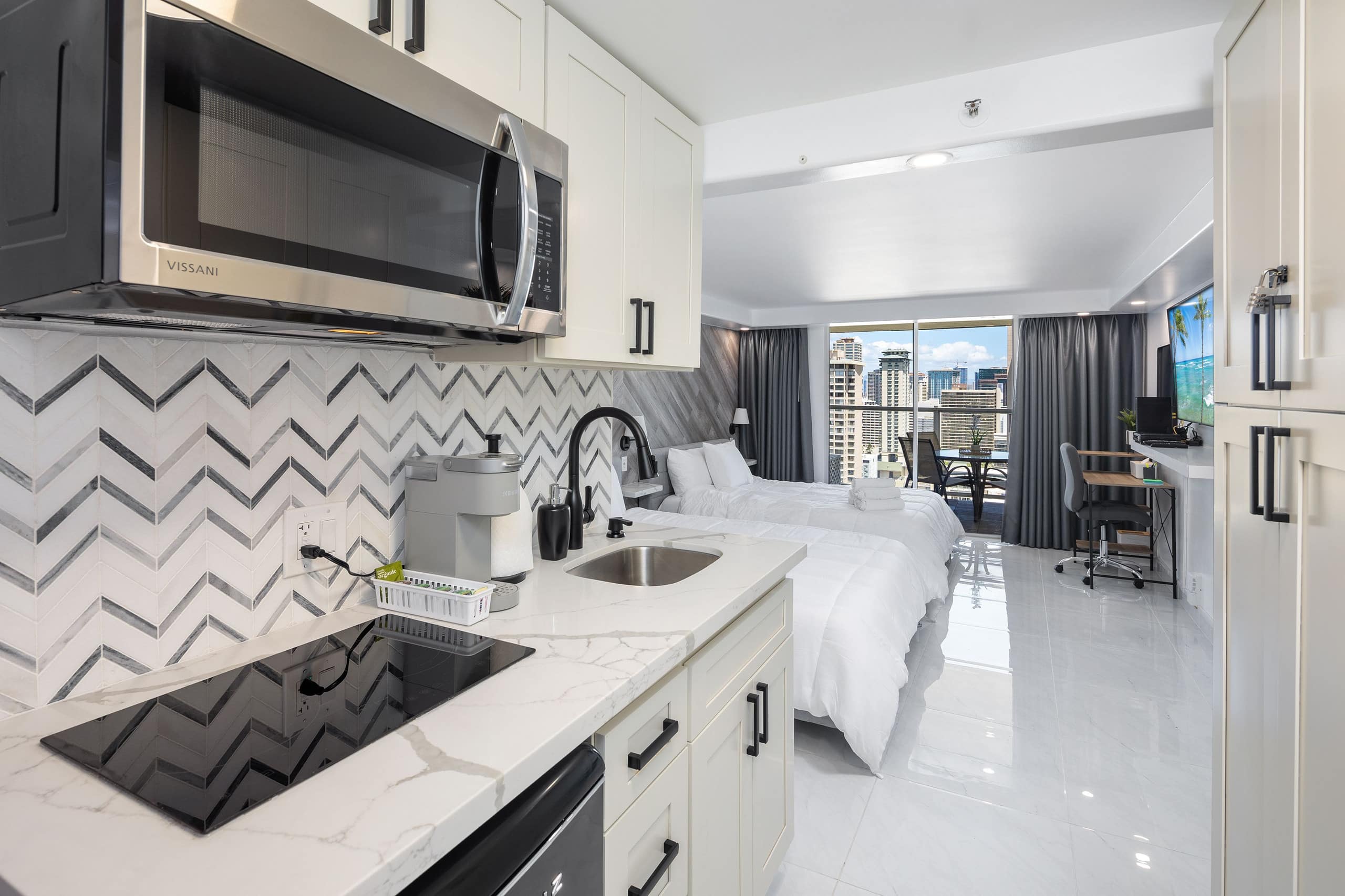 Condo in Honolulu · ★4.86 · Studio · 2 beds · 1 shared bath - Image 4