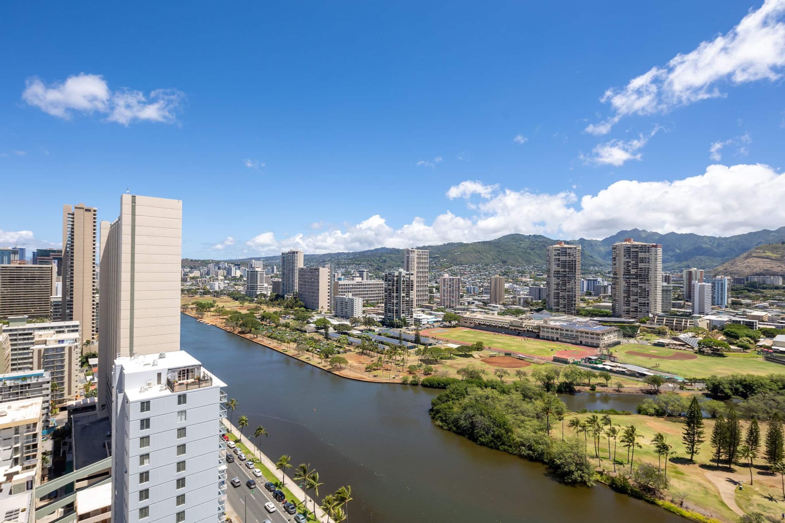 Condo in Honolulu · ★4.86 · Studio · 2 beds · 1 shared bath - Image 15