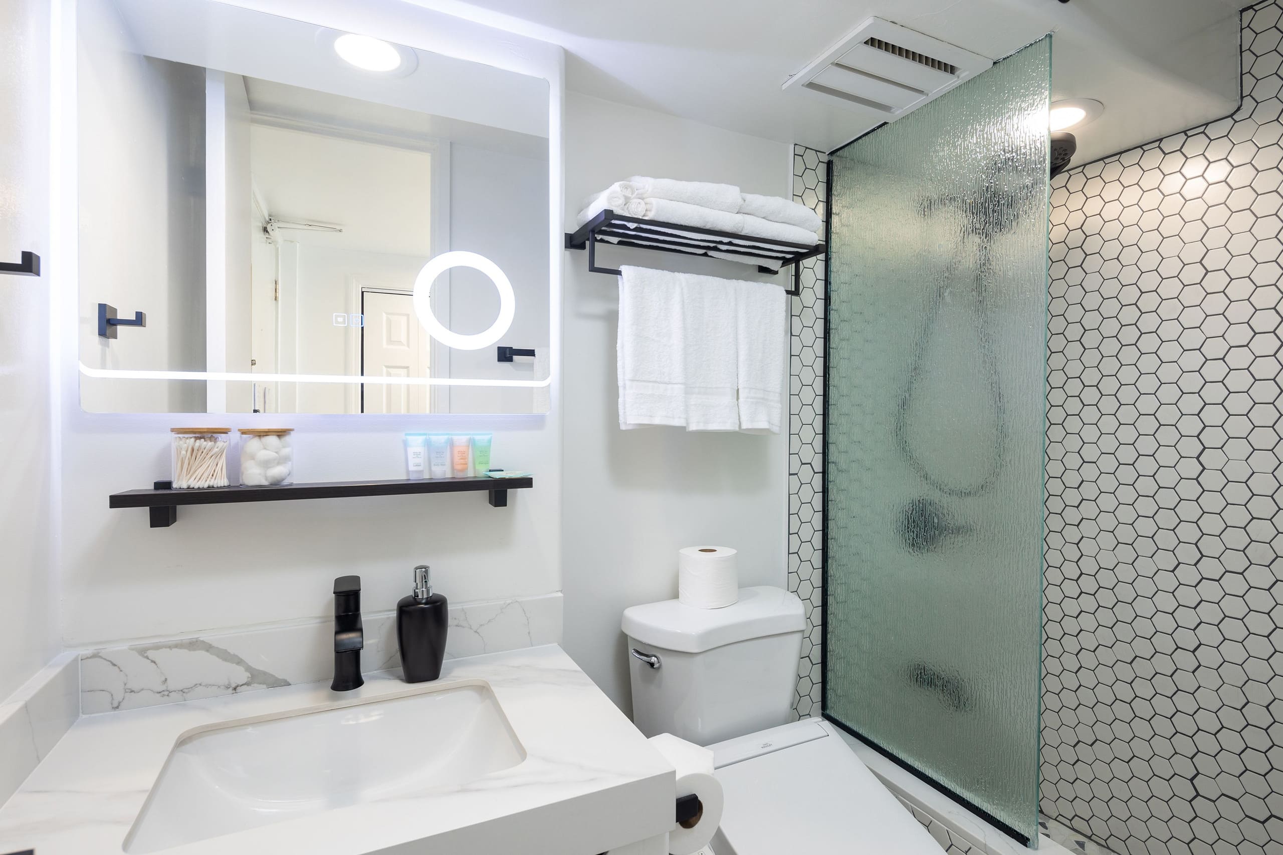 Condo in Honolulu · ★4.86 · Studio · 2 beds · 1 shared bath - Image 6