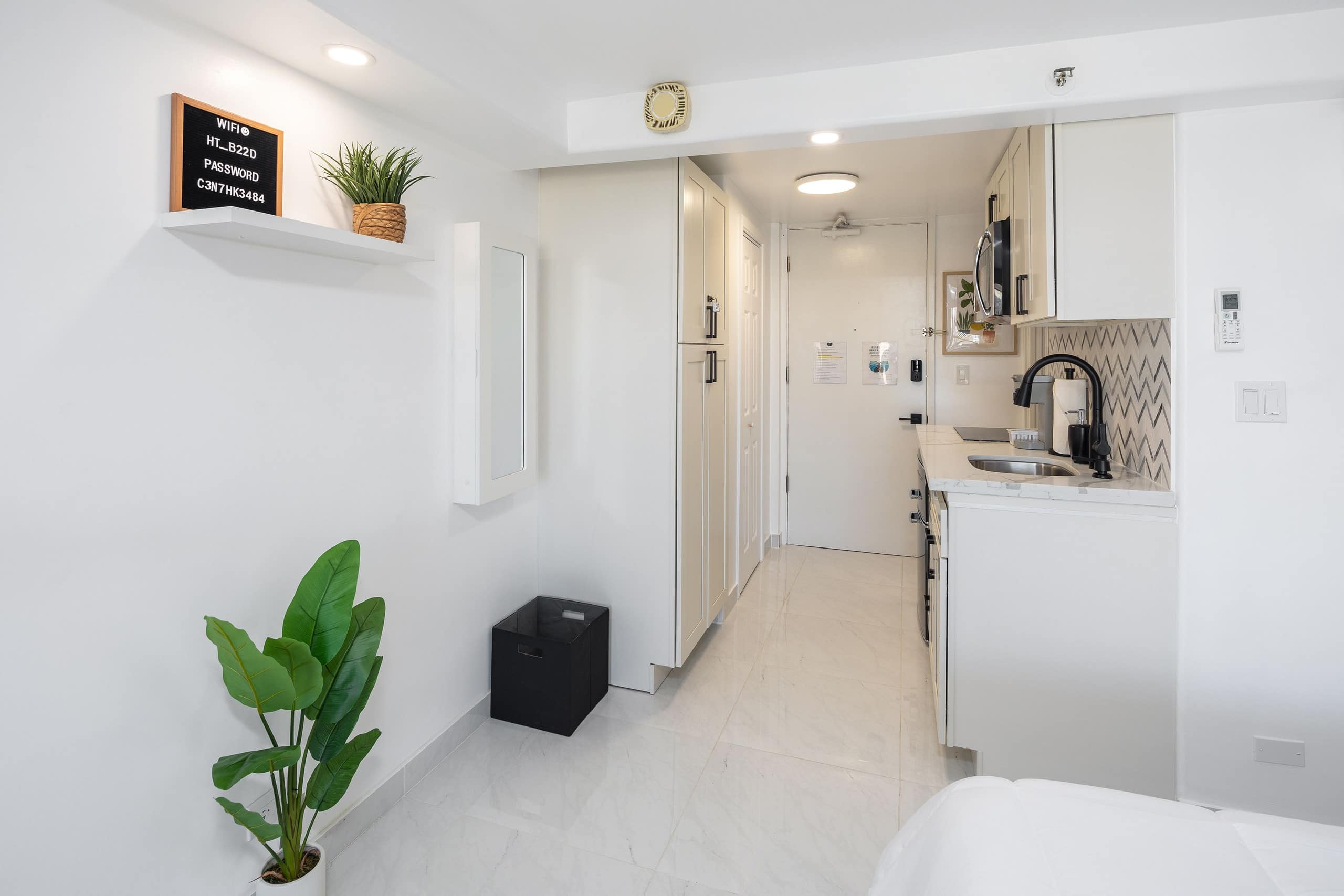 Condo in Honolulu · ★4.86 · Studio · 2 beds · 1 shared bath - Image 3