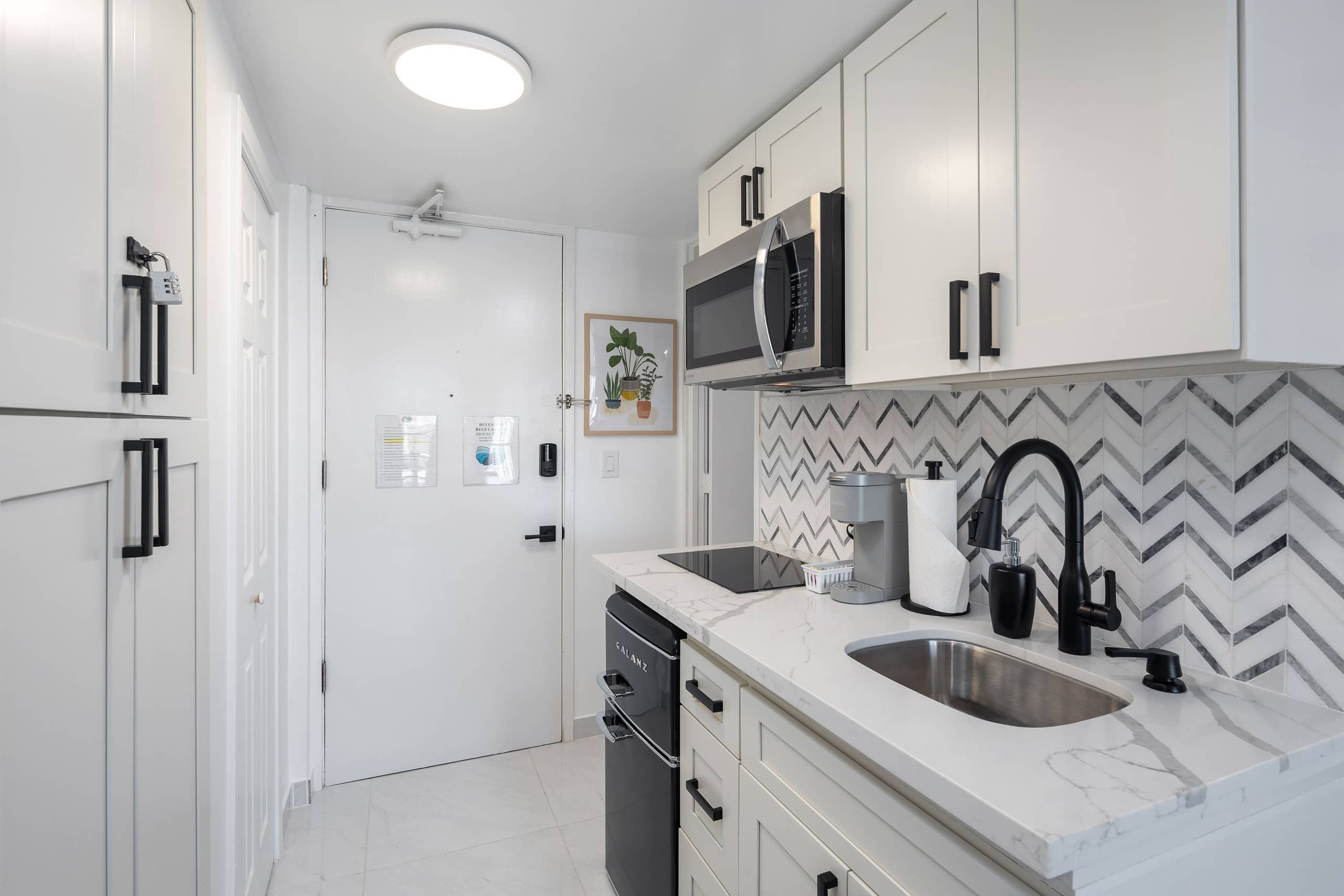 Condo in Honolulu · ★4.86 · Studio · 2 beds · 1 shared bath - Image 2