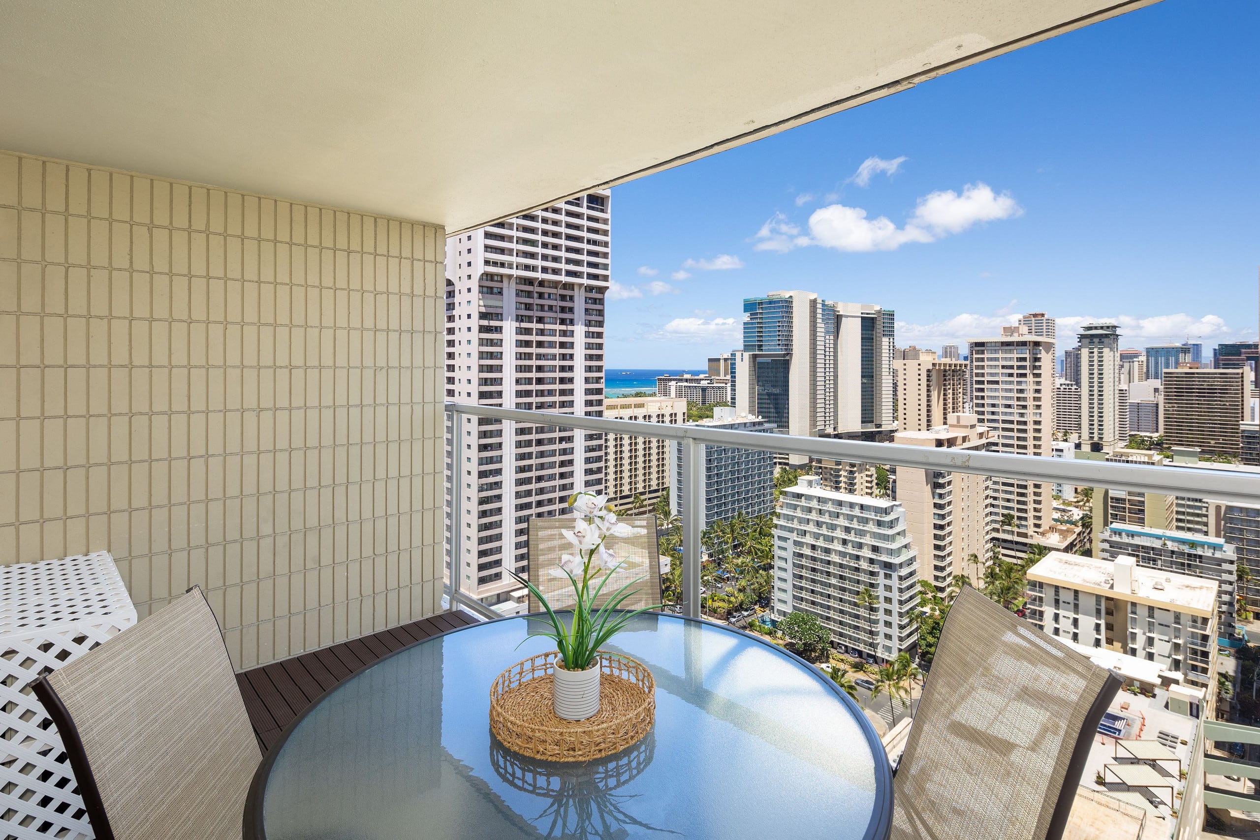 Condo in Honolulu · ★4.86 · Studio · 2 beds · 1 shared bath - Image 7