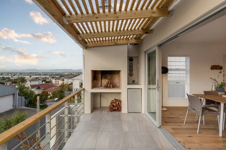 Lakeside Off-Grid, exquisite views of Cape Town gallery image 3