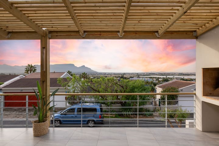 Lakeside Off-Grid, exquisite views of Cape Town