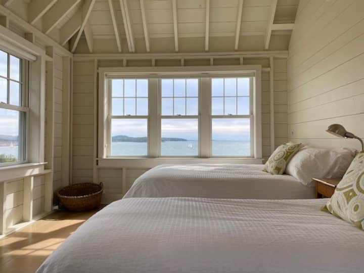 חדר שינה ראשי בקומה העליונה, מס '2. תקרה מקומרת עם לופט. מלכה אחת, תאומה אחת, חלונות משלושה צדדים, נוף המשקיף על האי הולברוק. 