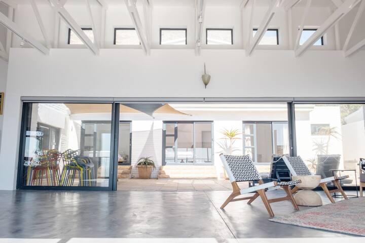 Cheerful ocean villa -great inside outside living gallery image 5