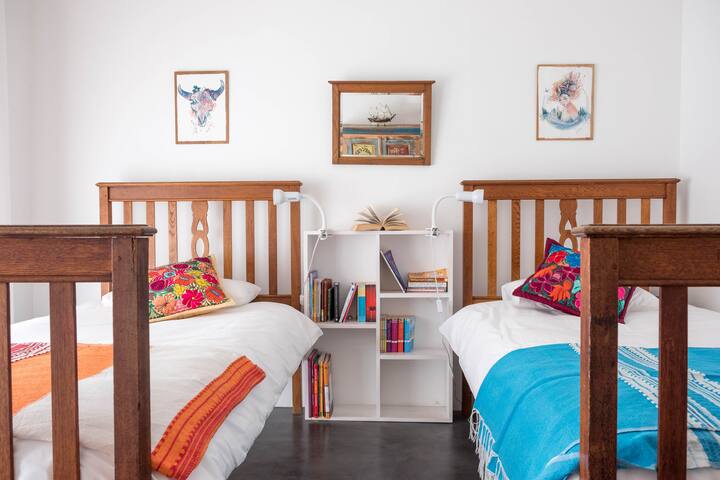 Cheerful ocean villa -great inside outside living gallery image 3