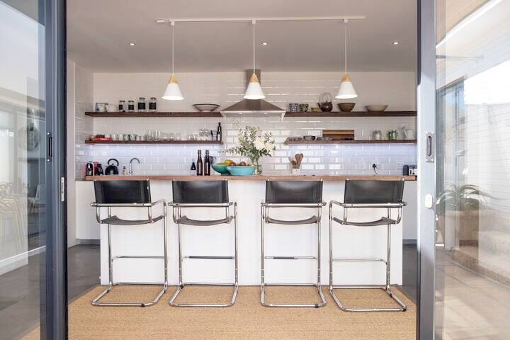 Cheerful ocean villa -great inside outside living gallery image 4