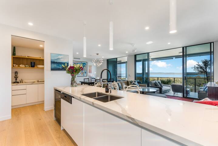 Luxury Living on Lakeview Rise gallery image 2