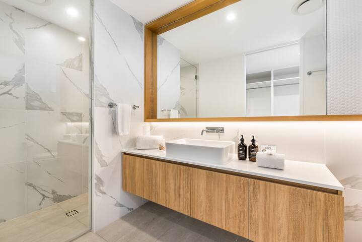 Luxury Living on Lakeview Rise gallery image 3