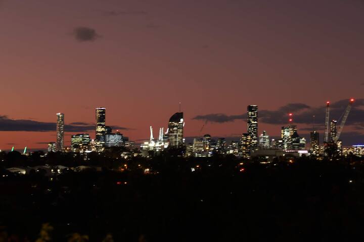 Luxe 4-5BR Retreat w/Pool, Sauna, BBQ & DualLiving gallery image 4