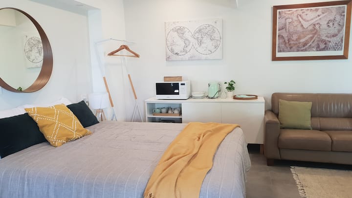 Downstairs studio (available when paying for more than 6 guests)